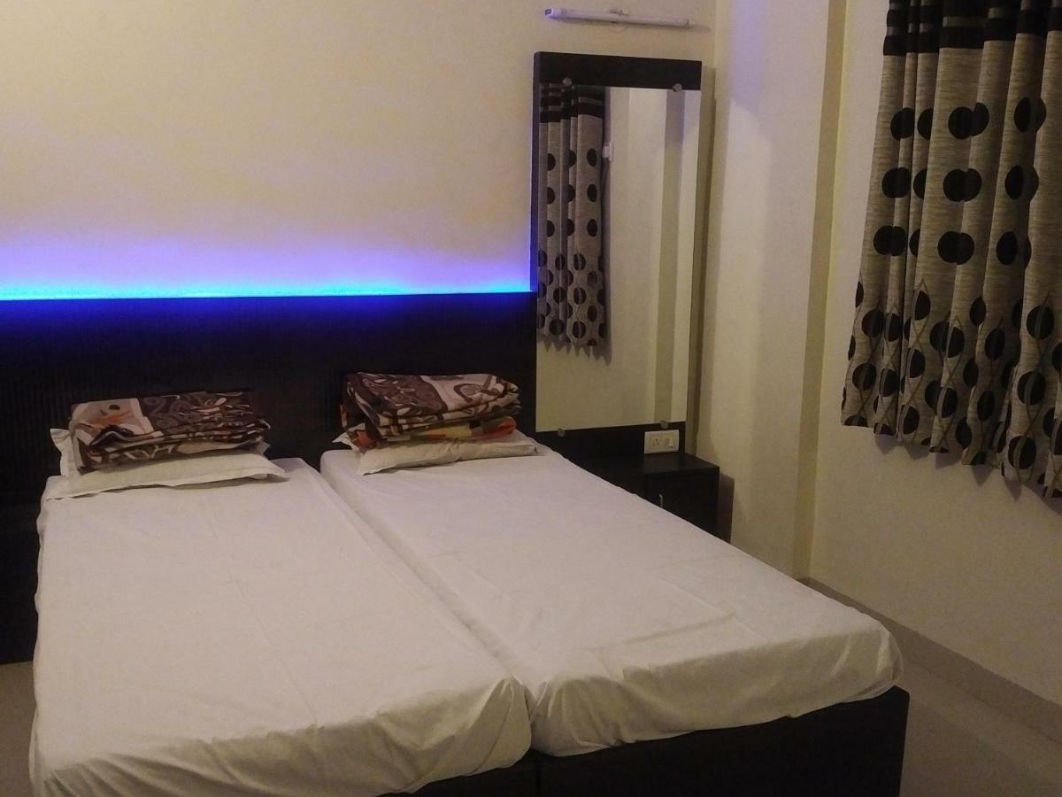 Hotel Rose Lodge ปูเน่ ภายนอก รูปภาพ