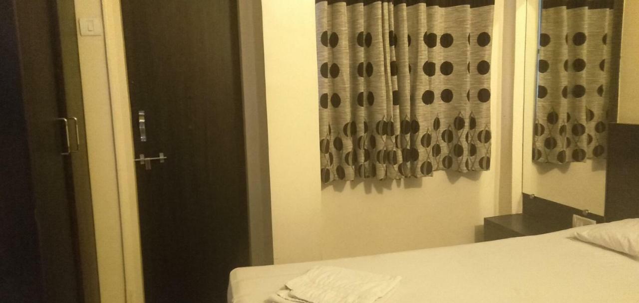 Hotel Rose Lodge ปูเน่ ภายนอก รูปภาพ