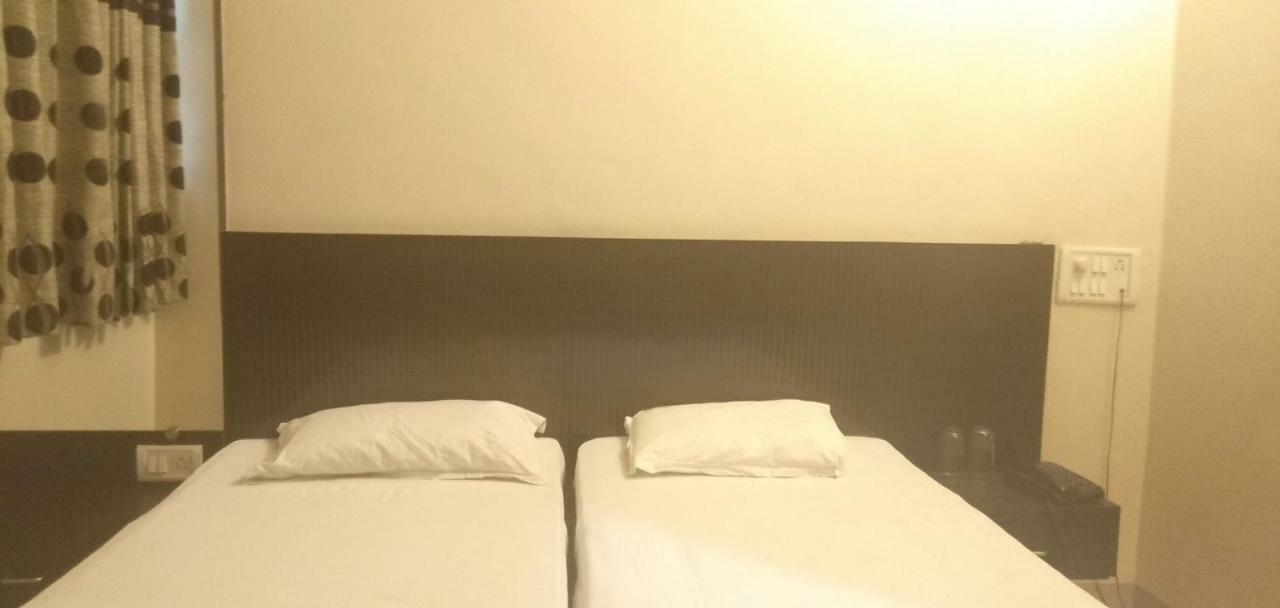 Hotel Rose Lodge ปูเน่ ภายนอก รูปภาพ