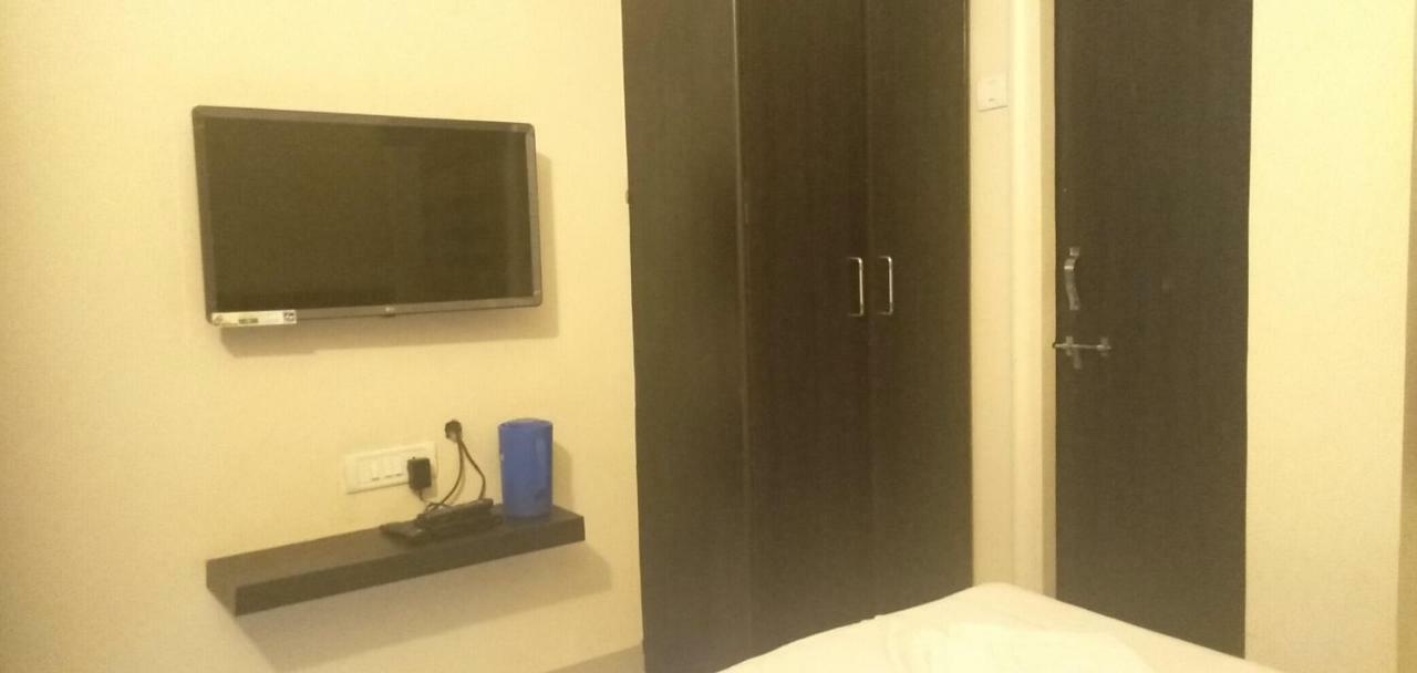 Hotel Rose Lodge ปูเน่ ภายนอก รูปภาพ